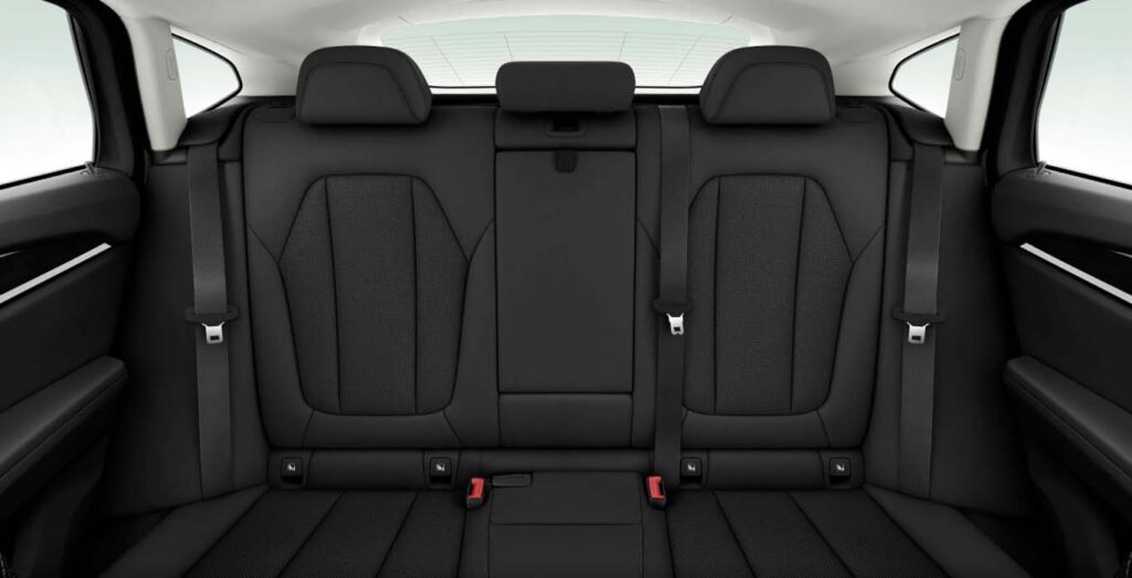 BMW-X4-xDrive-20d-xLine-interior-trasera