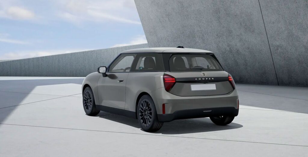 MINI-Cooper-E-Essential-exterior-trasera