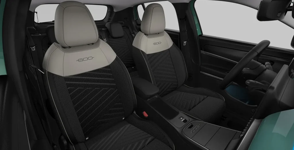 Fiat-600-ICON-MHEV-1.2-110CV-DDCT-AUTOMATICO-interior-trasera.webp