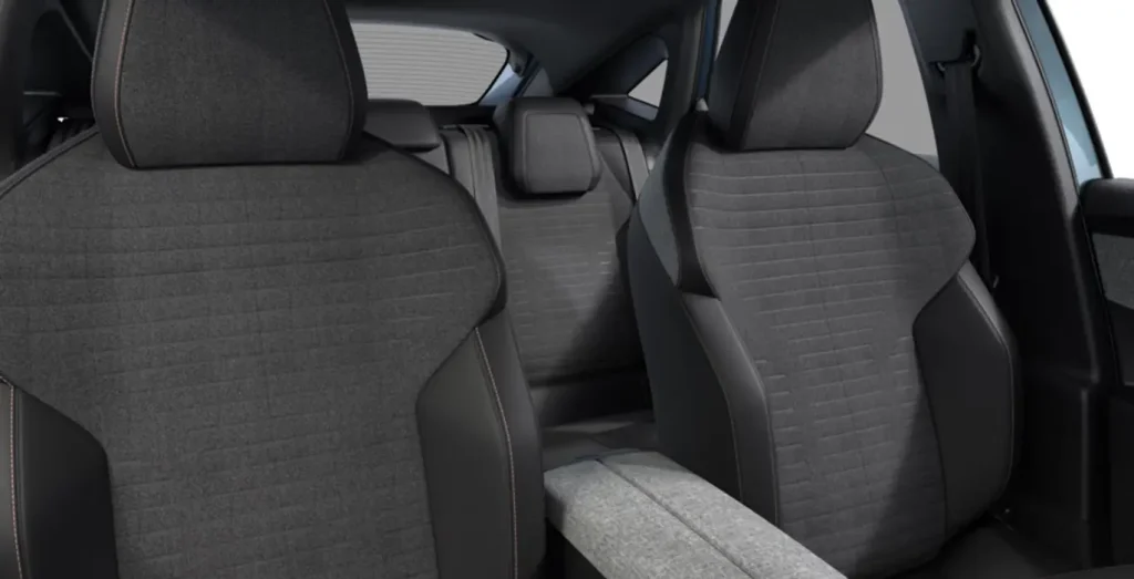 Peugeot-3008-Hybrid-1.2-107kW-Allure-eDCS6-interior-trasera